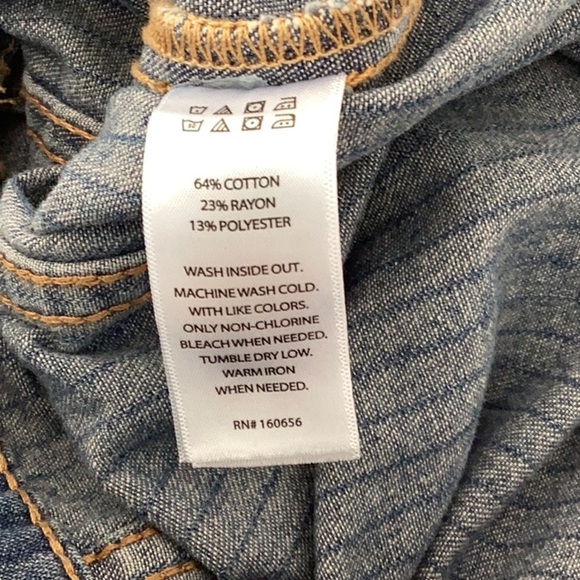 Sincerely Jules NWT WOMENS Washed  Blue Denim Jacket Medium - Picture 8 of 8